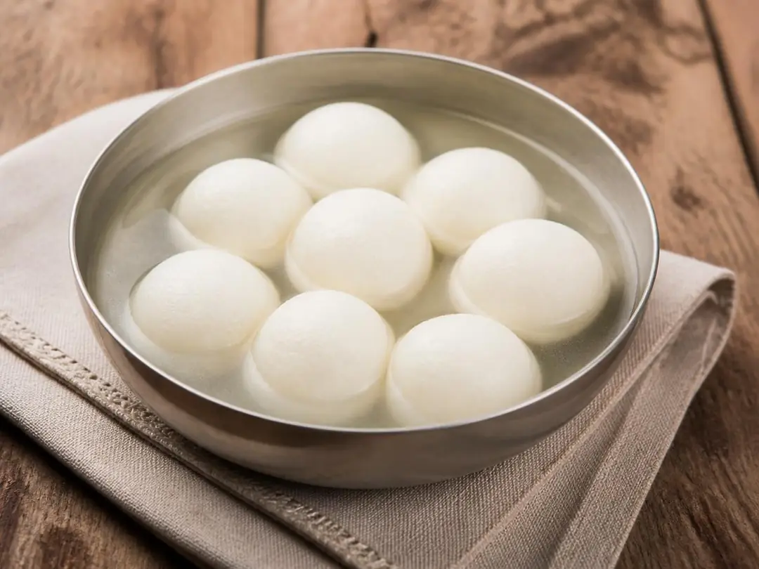 Rasgulla — White Bengali rasgulla chhena balls in light sugar syrup